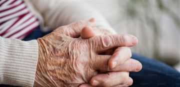 مقابل راتب وممتلكات.. سيدة مسنة تبحث عن ابنة جديدة لرعايتها