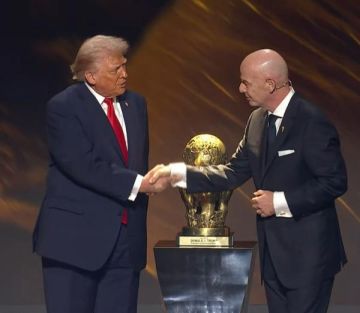 ترامب يتسلم جائزة الفيفا للسلام ترامب يتسلم جائزة الفيفا للسلام