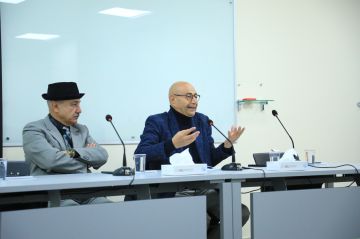 لقاء يجمع طلبة الشرق الأوسط بمدير المتحف الوطني الأردني للفنون لقاء يجمع طلبة الشرق الأوسط بمدير المتحف الوطني الأردني للفنون