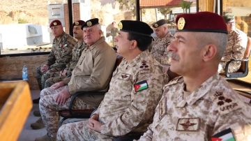 الحنيطي يرعى تخريج دورة مكافحة الإرهاب ويتابع تمرينا في القوات الخاصة الحنيطي يرعى تخريج دورة مكافحة الإرهاب ويتابع تمرينا في القوات الخاصة