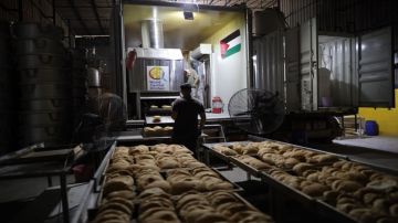 بدء إنتاج الخبز من المخابز الأردنية المتنقلة في غزة بطاقة 70 ألف رغيف يوميا بدء إنتاج الخبز من المخابز الأردنية المتنقلة في غزة بطاقة 70 ألف رغيف يوميا