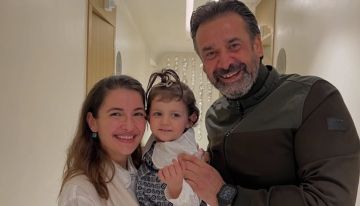 كريم عبدالعزيز وزوجته يخطفان الأنظار مع حفيدة أصالة .. صورة