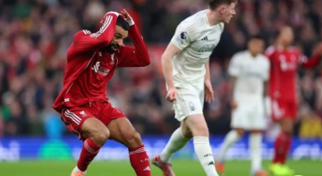 لاعب ليفربول: صلاح يخلق المشاكل.. ألا يعرف الباب؟ لاعب ليفربول: صلاح يخلق المشاكل.. ألا يعرف الباب؟