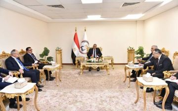 وزير الإنتاج الحربي يستعرض أحدث المنتجات العسكرية ويبحث فرص الشراكة مع الأردن