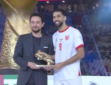 ولي العهد يتوج علي علوان بلقب هداف كأس العرب 2025
