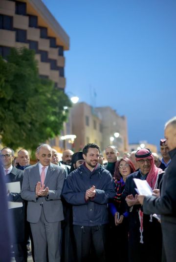 ولي العهد يهنئ المسيحيين ويشارك بإضاءة شجرة الميلاد في مادبا ولي العهد يهنئ المسيحيين ويشارك بإضاءة شجرة الميلاد في مادبا