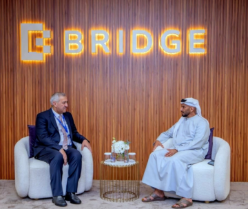 أمين عام وزارة الاتصال الحكومي يعقد لقاءات ثنائية في قمة بريدج 2025 