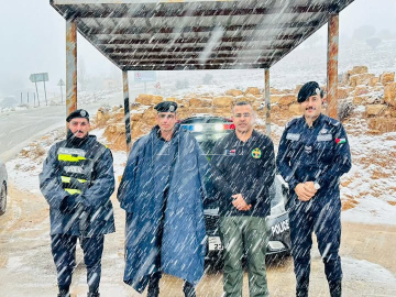 بالصور والفيديو .. تساقط الثلوج يكسو مرتفعات الشوبك والجنوب صباح اليوم