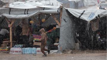 منخفض قوي يضرب غزة ويهدد بمفاقمة معاناة النازحين