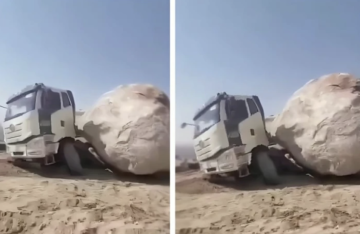 بالفيديو.. صخرة ضخمة تهوي على شاحنة في جبال مكة ونجاة سائقها بمعجزة بالفيديو.. صخرة ضخمة تهوي على شاحنة في جبال مكة ونجاة سائقها بمعجزة
