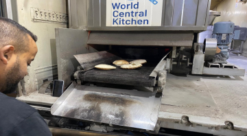 المخبزان الأردنيان المتنقلان في غزة يبدآن بإنتاج الخبز المخبزان الأردنيان المتنقلان في غزة يبدآن بإنتاج الخبز