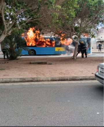 الدفاع المدني يسيطر على حريق حافلة في منطقة المنارة بالعقبة الدفاع المدني يسيطر على حريق حافلة في منطقة المنارة بالعقبة