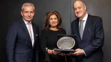 المصرفيين العرب تمنح رندة الصادق جائزة الإسهامات المتميزة المصرفيين العرب تمنح رندة الصادق جائزة الإسهامات المتميزة