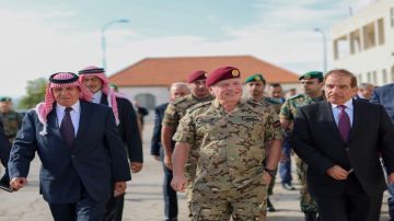 الملك يلتقي رفاق سلاح خدموا معه في القوات الخاصة الملك يلتقي رفاق سلاح خدموا معه في القوات الخاصة