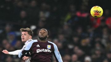 بطولة انكلترا: أستون فيلا يضيق الخناق على أرسنال وسيتي بفوز ثمين على يونايتد