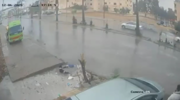 بالفيديو .. فتاة تسقط في حفرة مغطاة بمياه الأمطار في شارع الإذاعة والتلفزيون بالفيديو .. فتاة تسقط في حفرة مغطاة بمياه الأمطار في شارع الإذاعة والتلفزيون