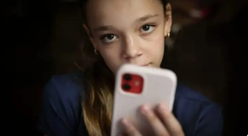 هل تستطيع منع طفلك من استخدام وسائل التواصل الاجتماعي؟