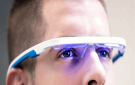 نظارات العلاج الضوئي.. موضة قابلة للارتداء ووعود للنوم والمزاج