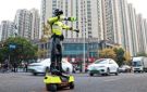 الصين تطلق أول روبوت بشري لإدارة المرور في هانتشغو