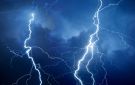 تحذير المواطنين من خطورة البرق القادم.. تجنبوا الهواتف والدش والحنفيات أثناء العاصفة 