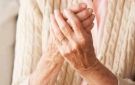 لكبار السن.. كيف تسيطر على آلام التهاب المفاصل فى الشتاء