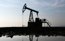 تراجع أسعار النفط بفعل ضعف الطلب مع ترقب جهود السلام في أوكرانيا