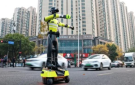 الصين تطلق أول روبوت بشري لإدارة المرور في هانتشغو - jo
