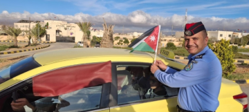 بالصور .. نشامى الأمن العام يوزعون الأعلام وينفذون فعاليات مجتمعية احتفاء بيوم العلم الأردني