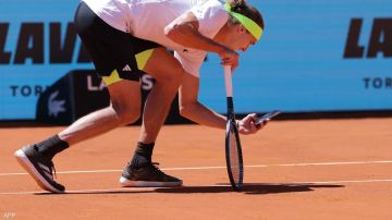 لاعب تنس يعترض على قرار الحكم بصورة التقطها بهاتفه