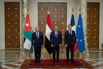 الملك والرئيسان المصري والفرنسي يجرون اتصالا هاتفيا مع الرئيس الأمريكي