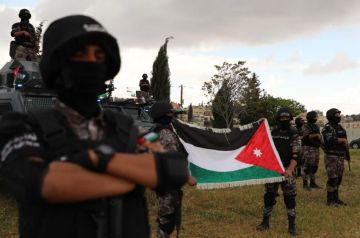 نشامى الأمن يوزعون الأعلام احتفاء بيوم العلم الأردني نشامى الأمن يوزعون الأعلام احتفاء بيوم العلم الأردني