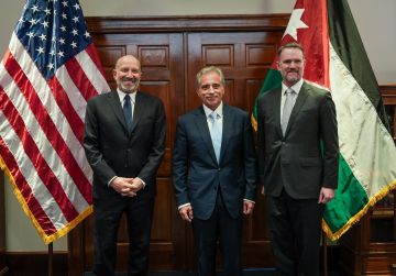 وزير الخارجية الأميركي يبحث مع رئيس الوزراء الأردني الوضع في غزة والضفة الغربية والأمن الإقليمي وزير الخارجية الأميركي يبحث مع رئيس الوزراء الأردني الوضع في غزة والضفة الغربية والأمن الإقليمي