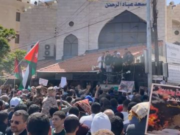 آلاف الاردنيين قرب السفارة الامريكية: يا أمتنا العربية.. فرطتوا بالقضية عاجل