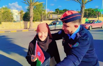 نشامى الأمن يوزعون الأعلام احتفاء بيوم العلم الأردني .. صور