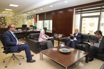 وزيرة النقل تبحث مع مجموعة المطار الدولي خطط التوسعة للمطار والخدمات المقدمة وزيرة النقل تبحث مع مجموعة المطار الدولي خطط التوسعة للمطار والخدمات المقدمة