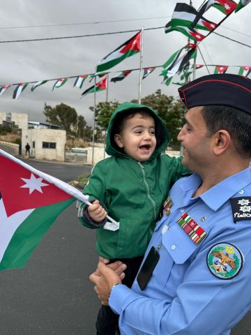 نشامى الأمن العام يوزعون الأعلام وينفذون فعاليات مجتمعية احتفاء بيوم العلم الأردني