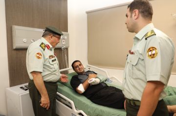 القوات المسلحة تخلي الممرض الذي أصيب خلال عمله في المستشفى الميداني جنوب غزة