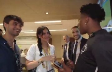 سبيد يجعل ابنة رئيس (الفيفا) تعترف بلاعبها المفضل والفريق (فيديو)