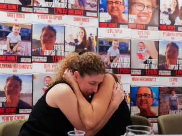 عائلات الأسرى الإسرائيليين: إنهاء الحرب هو الطريقة الوحيدة لإعاة الرهائن عائلات الأسرى الإسرائيليين: إنهاء الحرب هو الطريقة الوحيدة لإعاة الرهائن