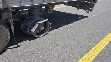 ضبط شاحنة تسببت بتلف 15 كم من الطريق الصحراوي ضبط شاحنة تسببت بتلف 15 كم من الطريق الصحراوي