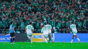 الأهلي السعودي يحسم بقاء أبرز نجومه الأهلي السعودي يحسم بقاء أبرز نجومه