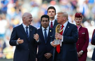 لقطة طريفة.. ترامب يكسر البروتوكول على منصة تتويج تشيلسي بلقب كأس العالم للأندية لقطة طريفة.. ترامب يكسر البروتوكول على منصة تتويج تشيلسي بلقب كأس العالم للأندية