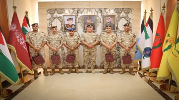 رئيس هيئة الأركان المشتركة يكرم عددا من الضباط بهدايا ملكية رئيس هيئة الأركان المشتركة يكرم عددا من الضباط بهدايا ملكية