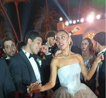 أسرة عادل إمام تحتفل بزفاف حفيده بحضور النجوم (فيديو وصور) أسرة عادل إمام تحتفل بزفاف حفيده بحضور النجوم (فيديو وصور)