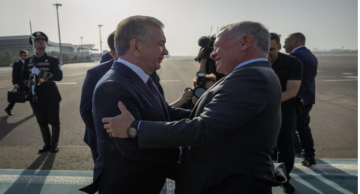 الملك يصل إلى أوزبكستان والرئيس الأوزبكي في مقدمة مستقبليه