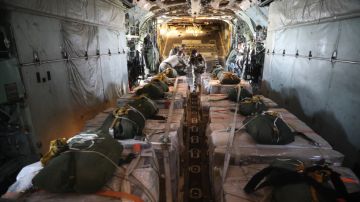 الأردن يواصل إرسال المساعدات إلى غزة عبر إنزالات جوية جديدة الأردن يواصل إرسال المساعدات إلى غزة عبر إنزالات جوية جديدة