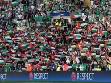 المشجعون: “امنحوا (إسرائيل) التي ترتكب إبادةً جماعيّةً بطاقةً حمراء”… مناصرة فلسطين تُسيطِر على الملاعب المشجعون: “امنحوا (إسرائيل) التي ترتكب إبادةً جماعيّةً بطاقةً حمراء”… مناصرة فلسطين تُسيطِر على الملاعب