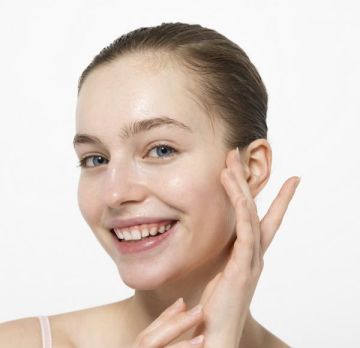 صيحة البشرة الهلامية موضة جمالية رائجة .. إشراقة طبيعية بلمسة مرنة صيحة البشرة الهلامية موضة جمالية رائجة .. إشراقة طبيعية بلمسة مرنة