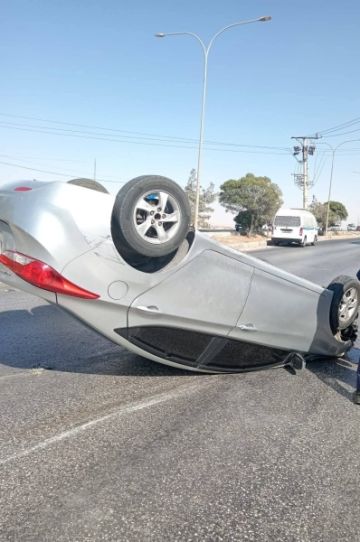 انقلاب مركبة خصوصي بعد إشارة مخيم عزمي المفتي بإتجاه عمان انقلاب مركبة خصوصي بعد إشارة مخيم عزمي المفتي بإتجاه عمان