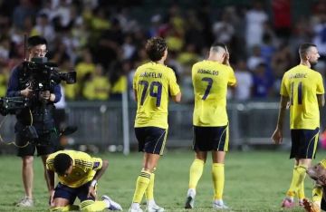 رد فعل مفاجئ من رونالدو أثناء تتويج الأهلي بكأس السوبر (فيديو) رد فعل مفاجئ من رونالدو أثناء تتويج الأهلي بكأس السوبر (فيديو)